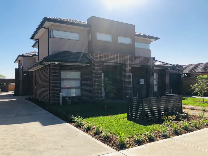 Sophisticated & Low Maintenance Living!