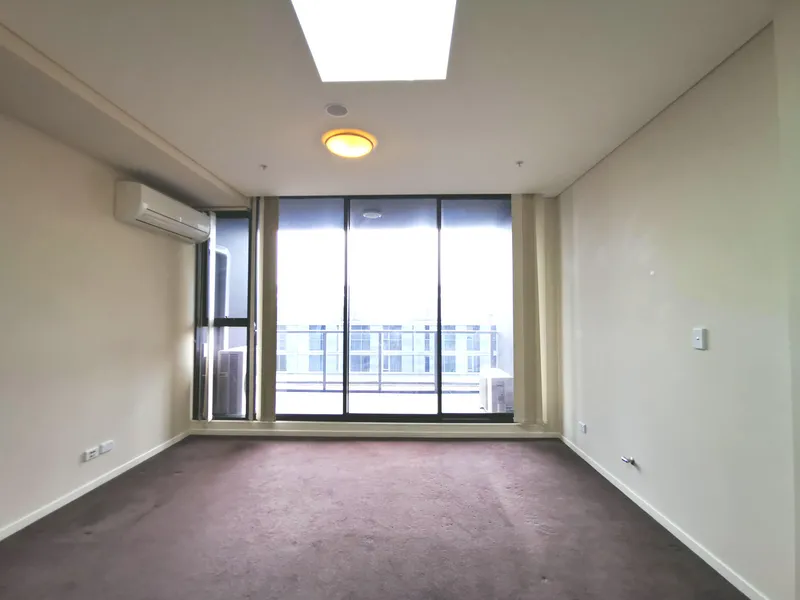 Top Level Spacious One Bedroom Apartment in Zetland