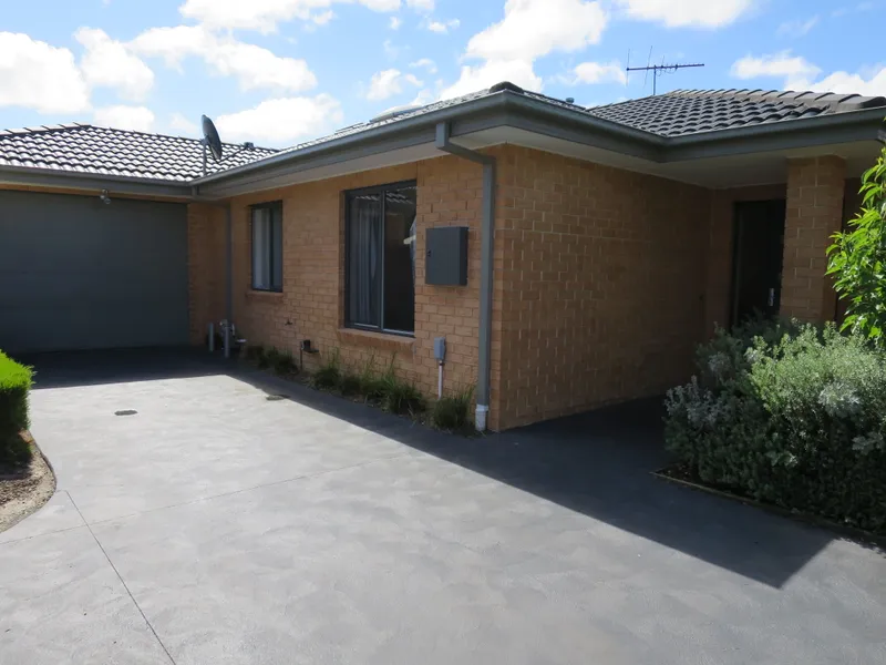 SINGLE LEVEL TOWNHOUSE NEAR ALL AMENITIES