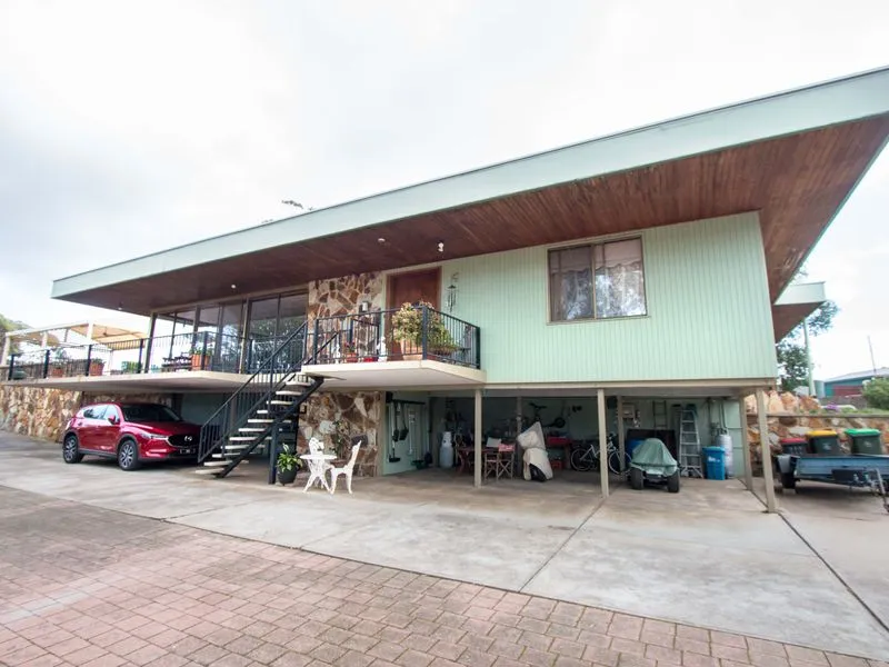 Supersized family home in quiet location