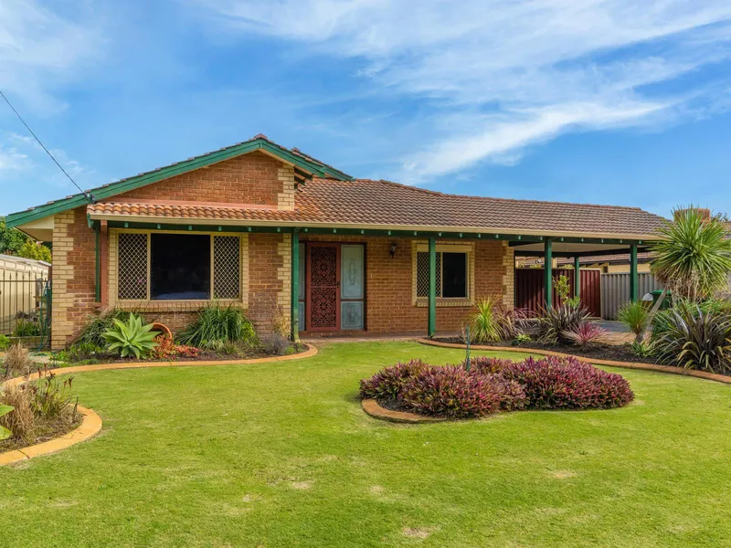 Quality Family Home with Pool Overlooking A Beautiful Lake