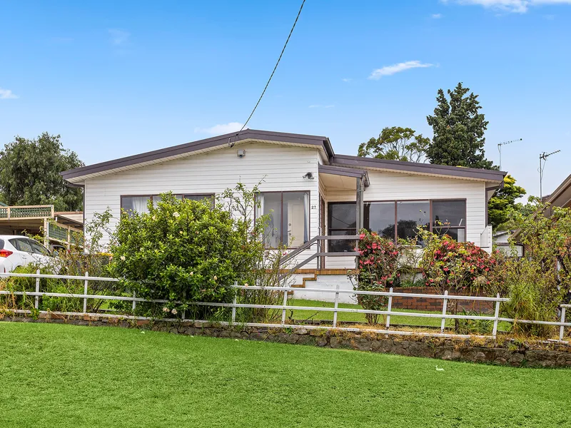Beautifully updated family home with lake views 