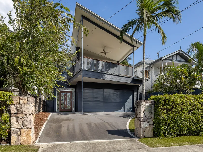 Stunning Modern Family Residence With Upmarket Finishes & City Views