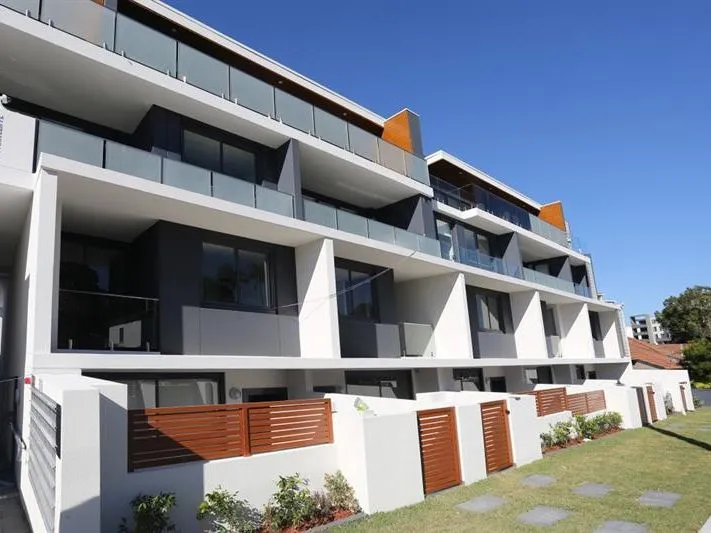 2 BEDROOM APARTMENT WITH CITY VIEWS.