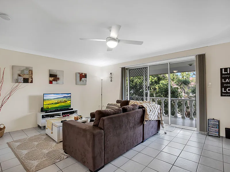 SPACIOUS UNIT CLOSE TO EVERYTHING