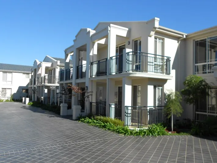 GROUND LEVEL APARTMENT 