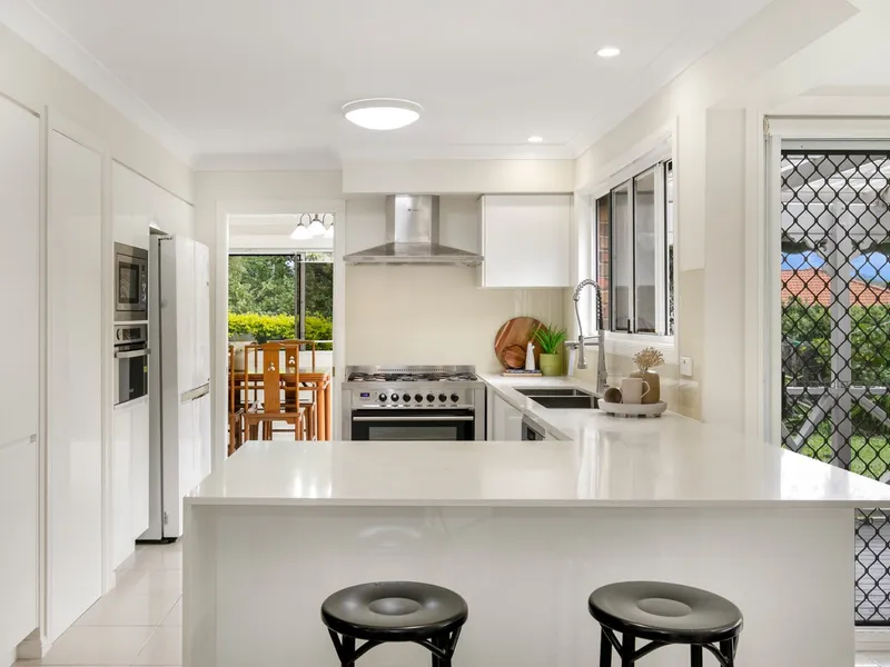 LARGE MODERN FAMILY HOME