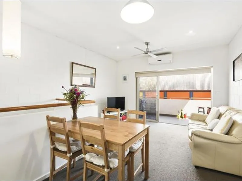 SPACIOUS AND BRIGHT IN FANTASTIC LOCATION!