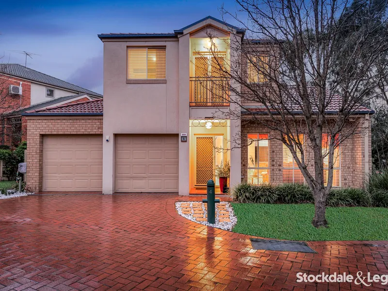 Deluxe Family Entertainer In Prized Court Setting