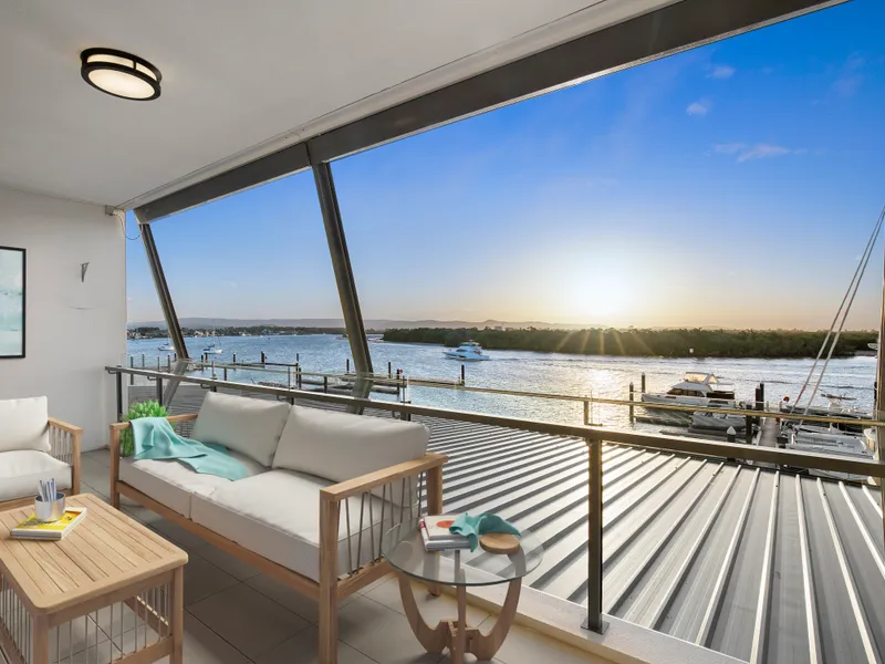 Exceptional buying! - Ground floor 50 m2 shop + 3 bedroom Marina facing apartment! 