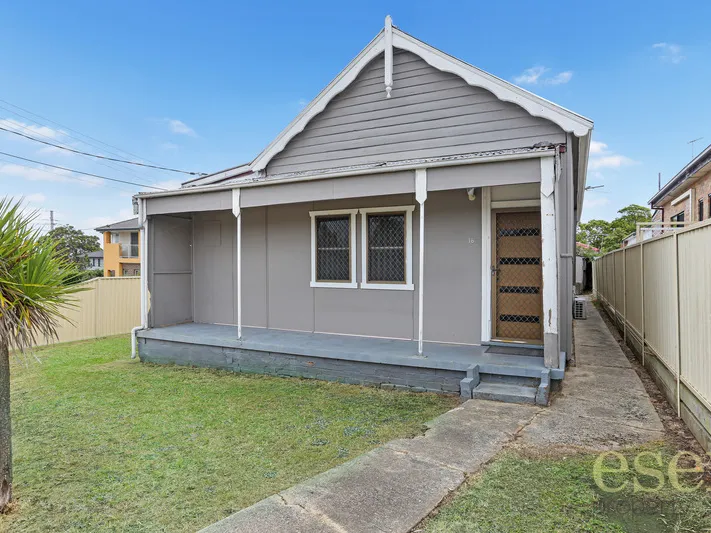 WALK TO THE STATION!