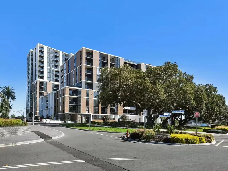 1 Bedroom apartment less than 5 minutes' walk to Train Station!