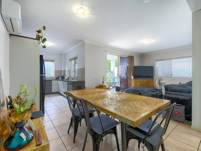 SPACIOUS GROUND FLOOR APARTMENT + MASSIVE COURTYARD!