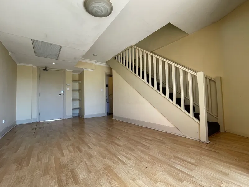 large split-level 3 bedrooms 3 bathrooms apartment！