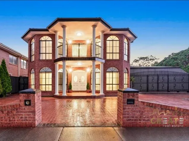 EXPERIENCE LUXURY LIVING AT ITS FINEST