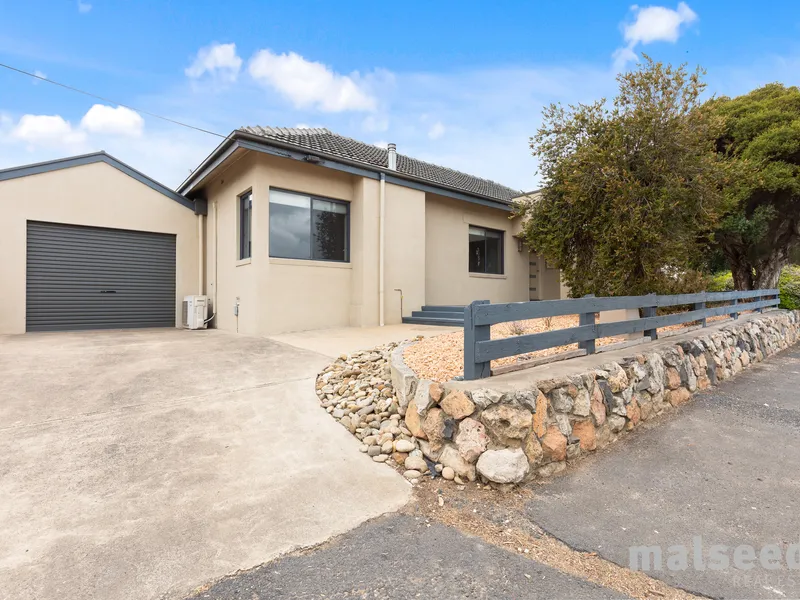 Well Positioned & Upgraded Family Home!