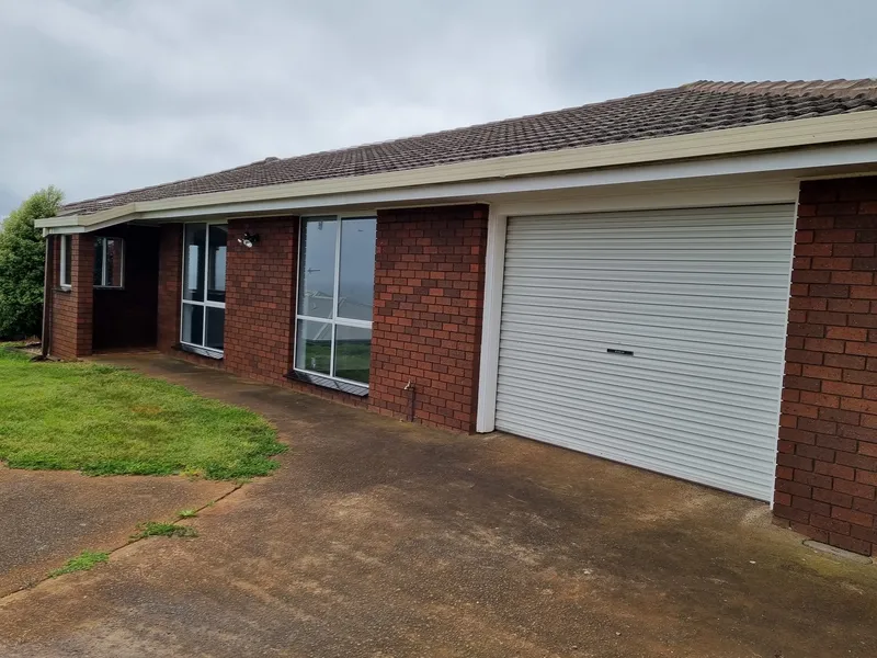 Cosy 3 bedroom home with sea views