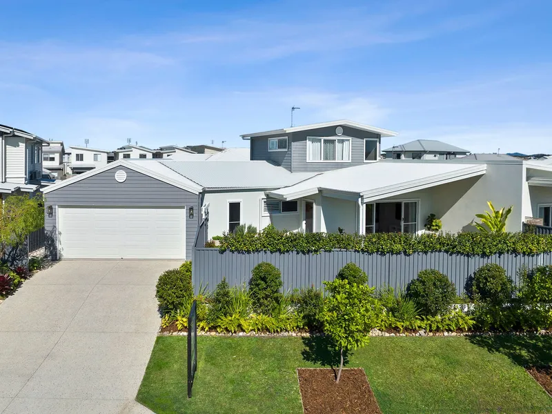 Modern Hamptons Living in Booming Brightwater!