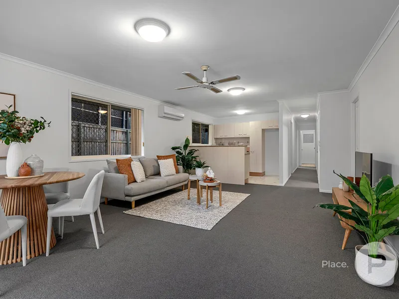 PARKSIDE TOWNHOUSE WITH LARGE COURTYARD