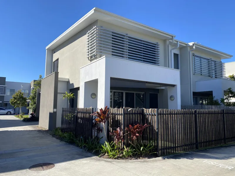 Beautiful Modern Townhouse in South bay Drive