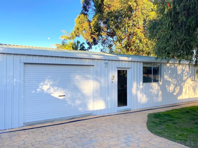 Neat and tidy granny flat in convenient location