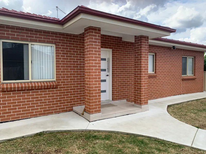 Near New 3 Bedroom Granny Flat at Sefton 