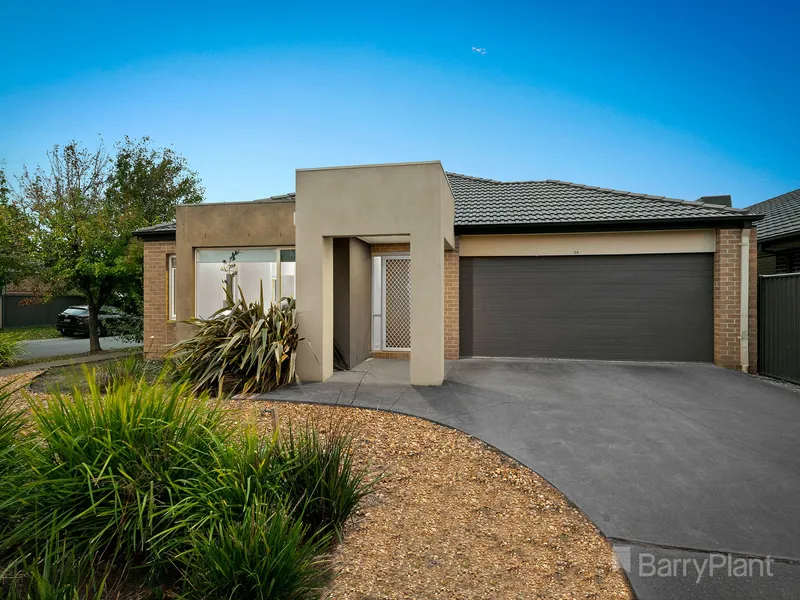 PRESTIGIOUS FAMILY LIVING IN LAKESIDE! 