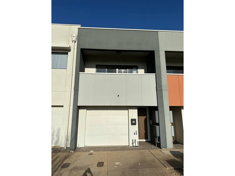 EXCELLENT LOCATION TOWNHOUSE.