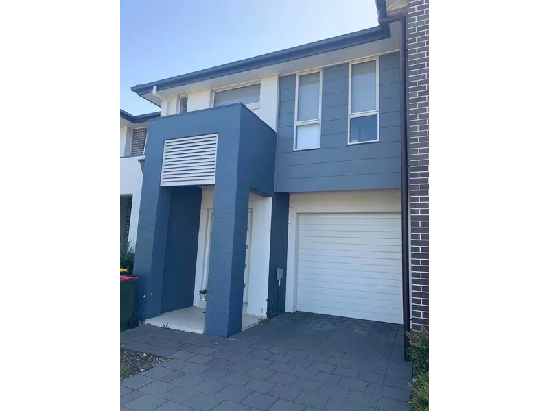 ***Parkland Setting Wonderful Townhouse Available from September ***