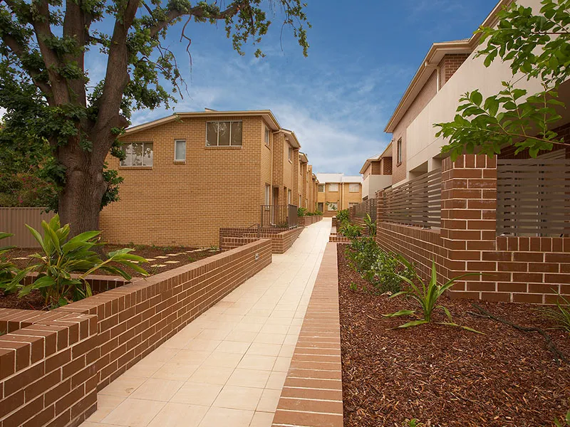 Walking distance to Nepean hospital and train station!