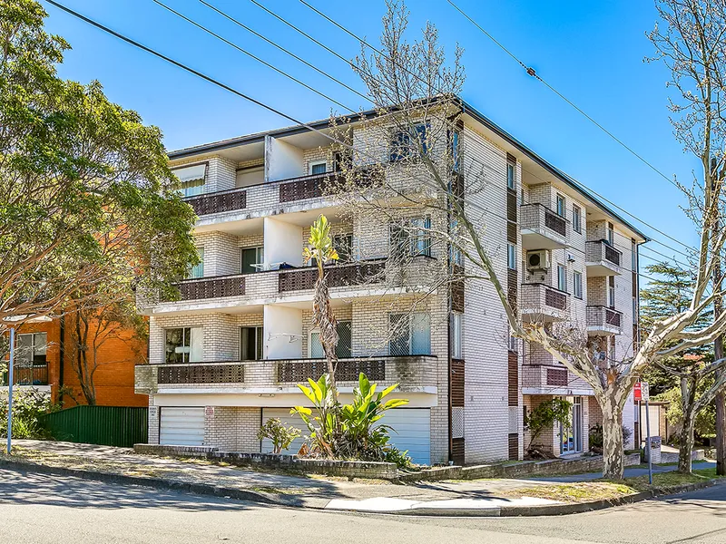 2 BEDROOM APARTMENT - Great Location