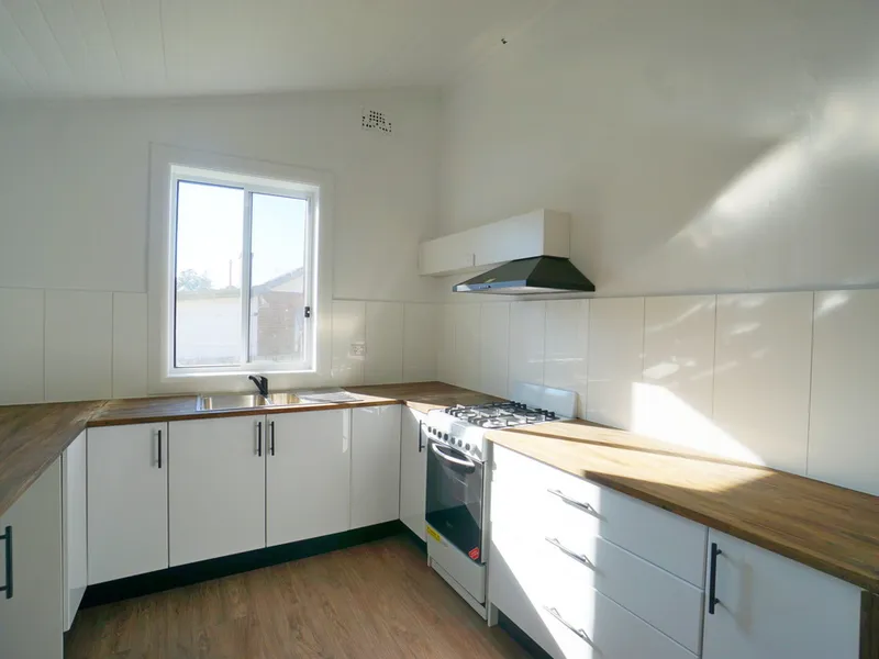 Newly renovated 3 bedroom house in quiet neighbourhood yet 10 mins walk to train /  metro station