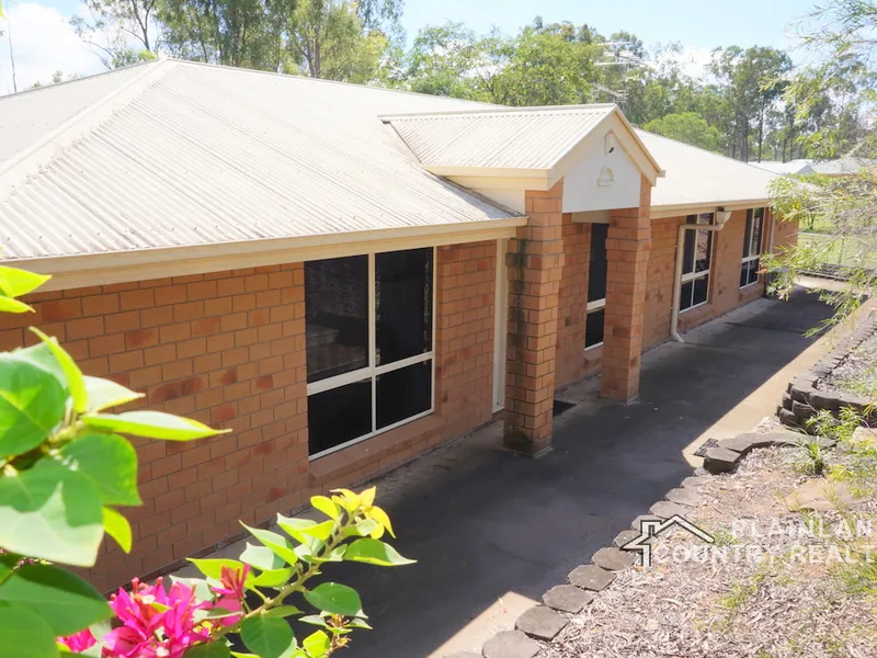 Entertainer With 4 Bedrooms and 7 Car Accommodation