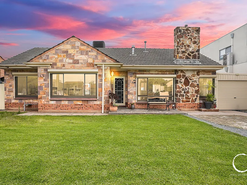 RICHLY RENOVATED WITH SOPHISTICATED POOLSIDE LIVING