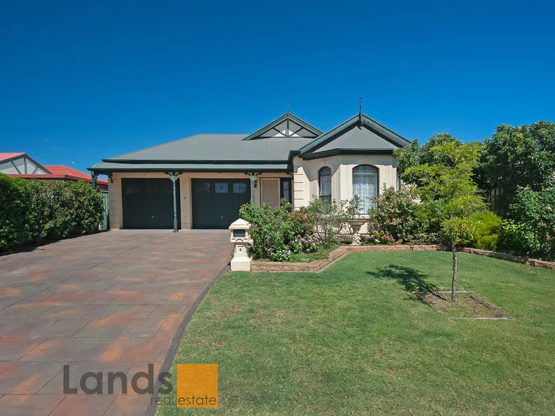 Beautiful Bay Window Villa Home in Montague Farm