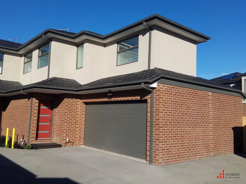 STUNNING TOWNHOUSE IN CENTRAL CLAYTON!