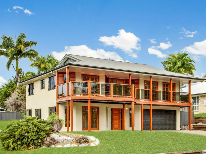 MINUTES WALK TO BEACH