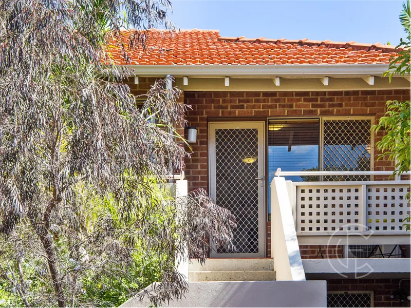Delightful unit in convenient location!
