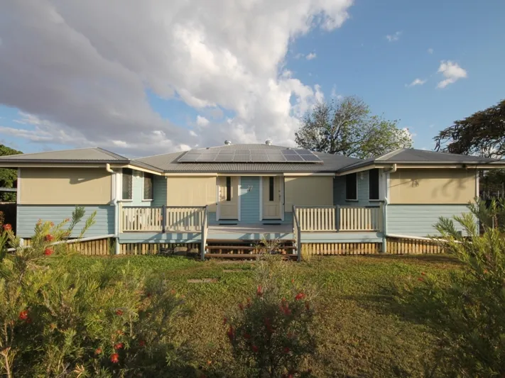 *** POOL + 6 BEDROOMS, 3 BATHROOMS, 2 LOUNGE ROOMS, 2 KITCHENS ***