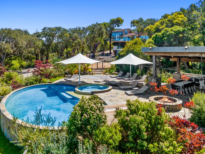 Superb 10 acre private oasis