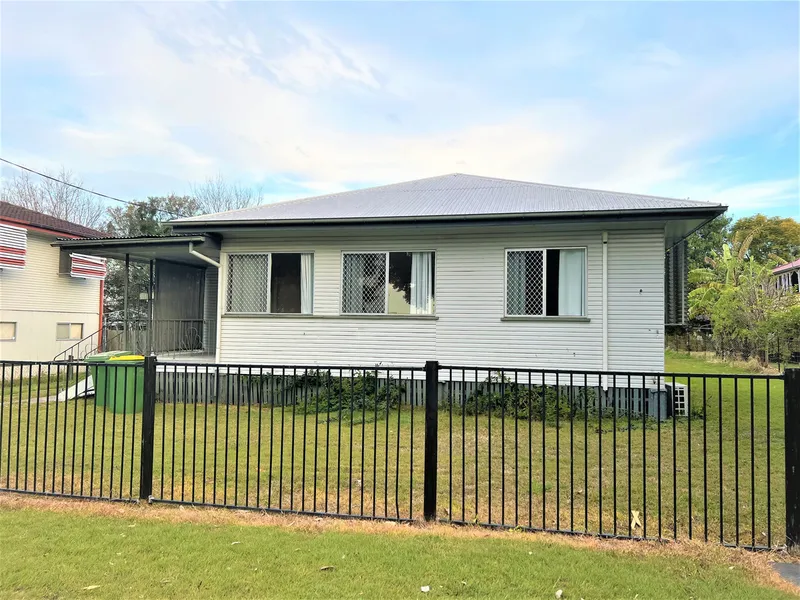 CONVENIENCE & COMFORT IN A MODERN QUEENSLANDER