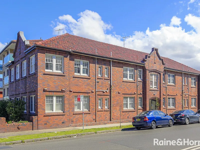 Immaculately Presented One Bedroom Plus Sunroom Apartment in Boutique block of only 8