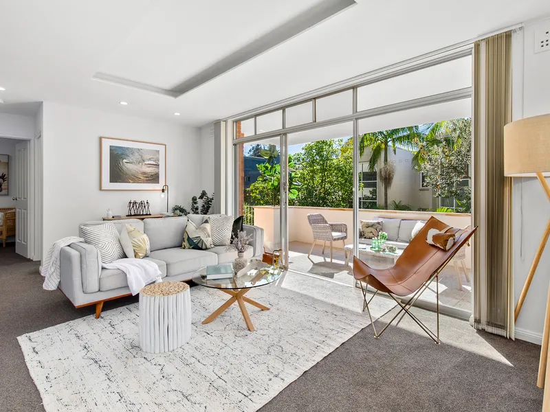 A PRIVATE BEACHSIDE RETREAT, SUNNY OVERSIZED INTERIORS 