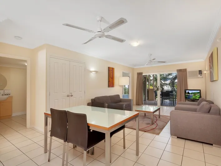 FULLY FURNISHED INNER-CITY TOP FLOOR APARTMENT