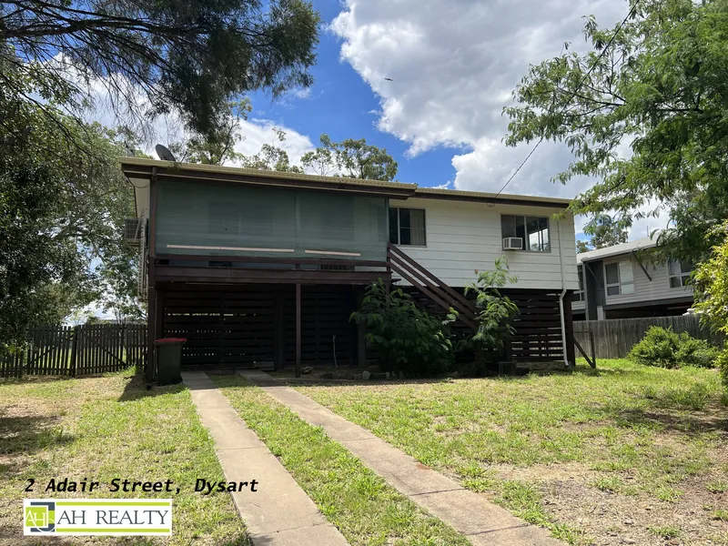 HIGHSET HOME WITH POTENTIAL, LARGE 871M2 BLOCK, PLENTY OF ROOM FOR RENOVATIONS, 10% RENTAL YIELD.