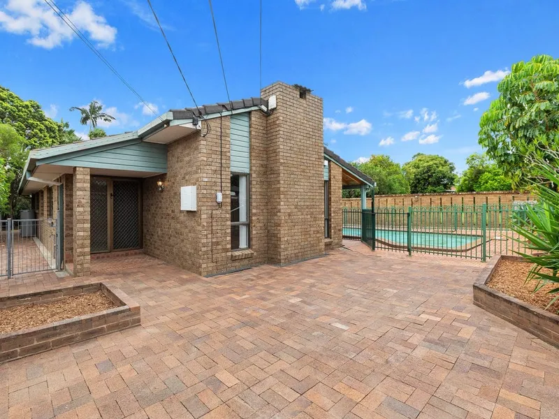 4 Bedroom Family Home with Swimming Pool