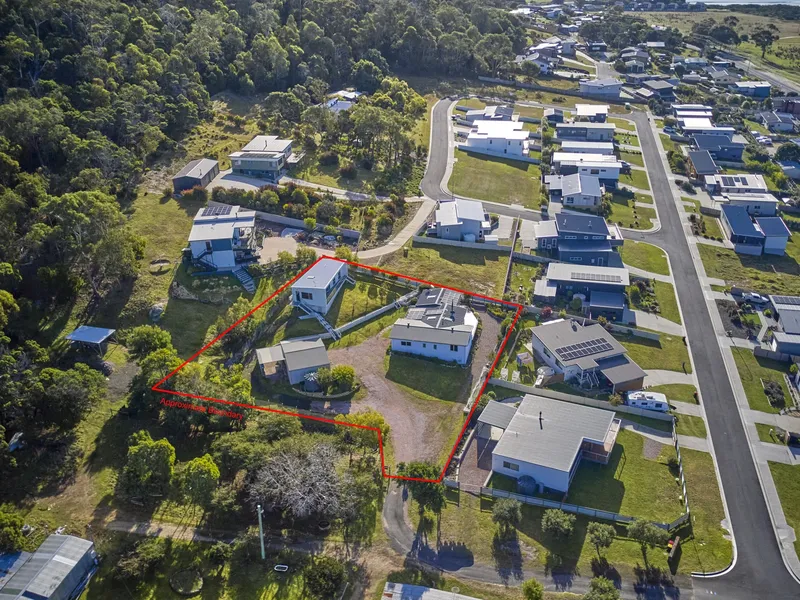 2 houses, one extensively stylishly renovated, the other a 2022 high spec build, now a successful guest let, set on 2,225 m2 on sewage and town water