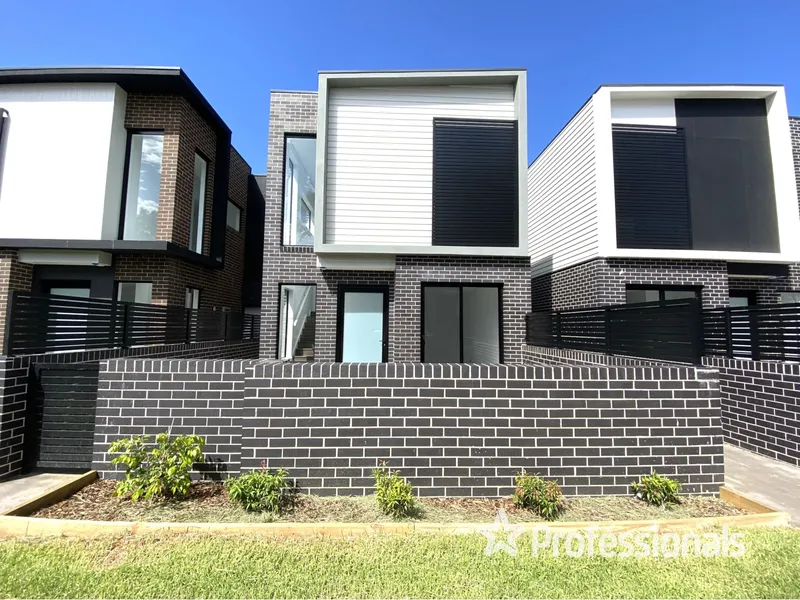 BRAND NEW SPACIOUS TOWNHOUSE WITH STREET FRONTAGE!