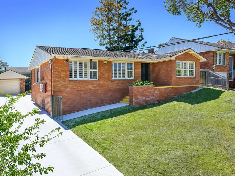 Comfort and opportunity on wide-fronted north to rear land