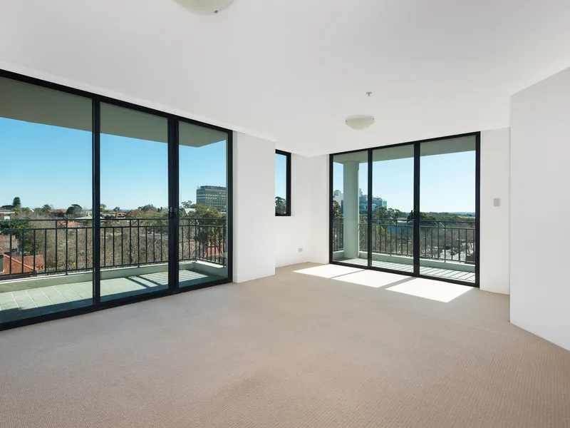 EXECUTIVE APARTMENT IN THE HARVARD